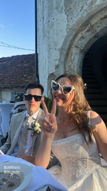 Članica Janševega podmladka se je poročila! Oče jo je pospremil do oltarja, zdaj pa so v javnost prišli prvi prizori s sanjske poroke (video)