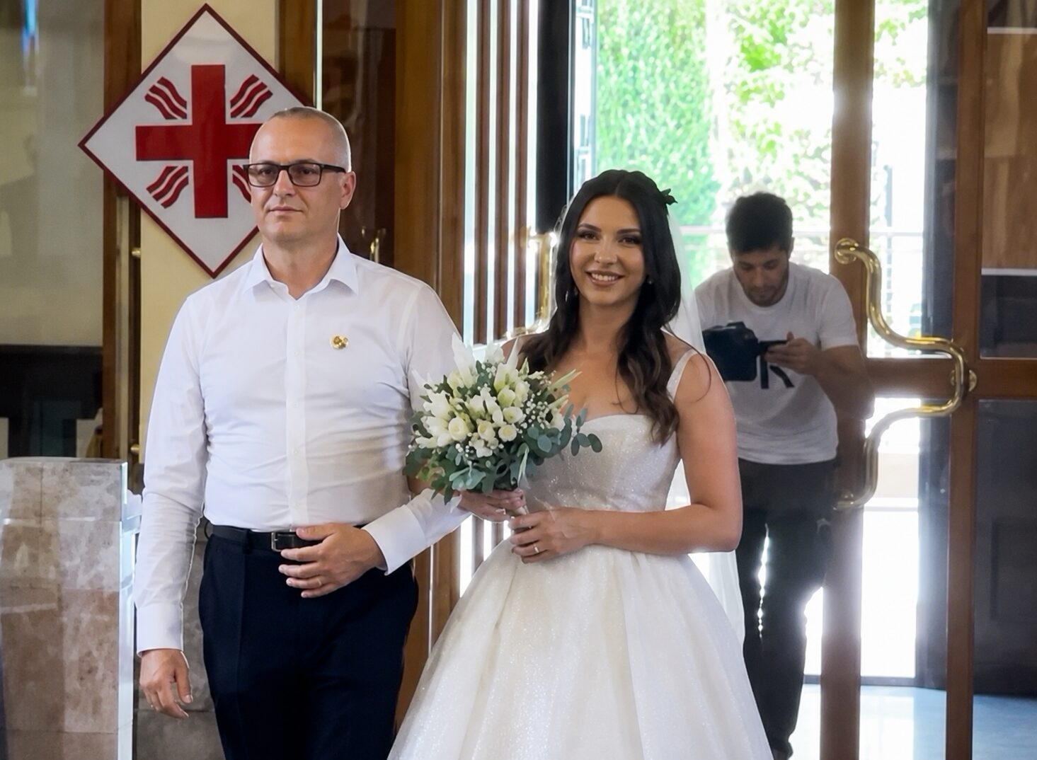 Huda zamenjava ob poroki? »Na sliki je moj oče Boris, ne župnik! Da vas ni sram!«: Zala Klopčič udarila po nekaterih medijih in napoveduje tožbo (FOTO)
