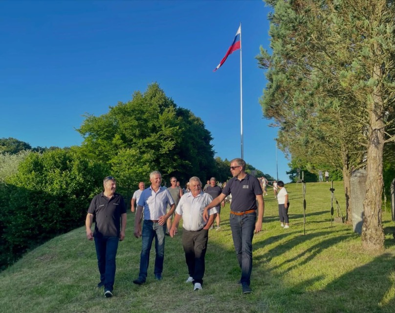 To so pravi domoljubi! Zaplapolala je slovenska zastava velikanka