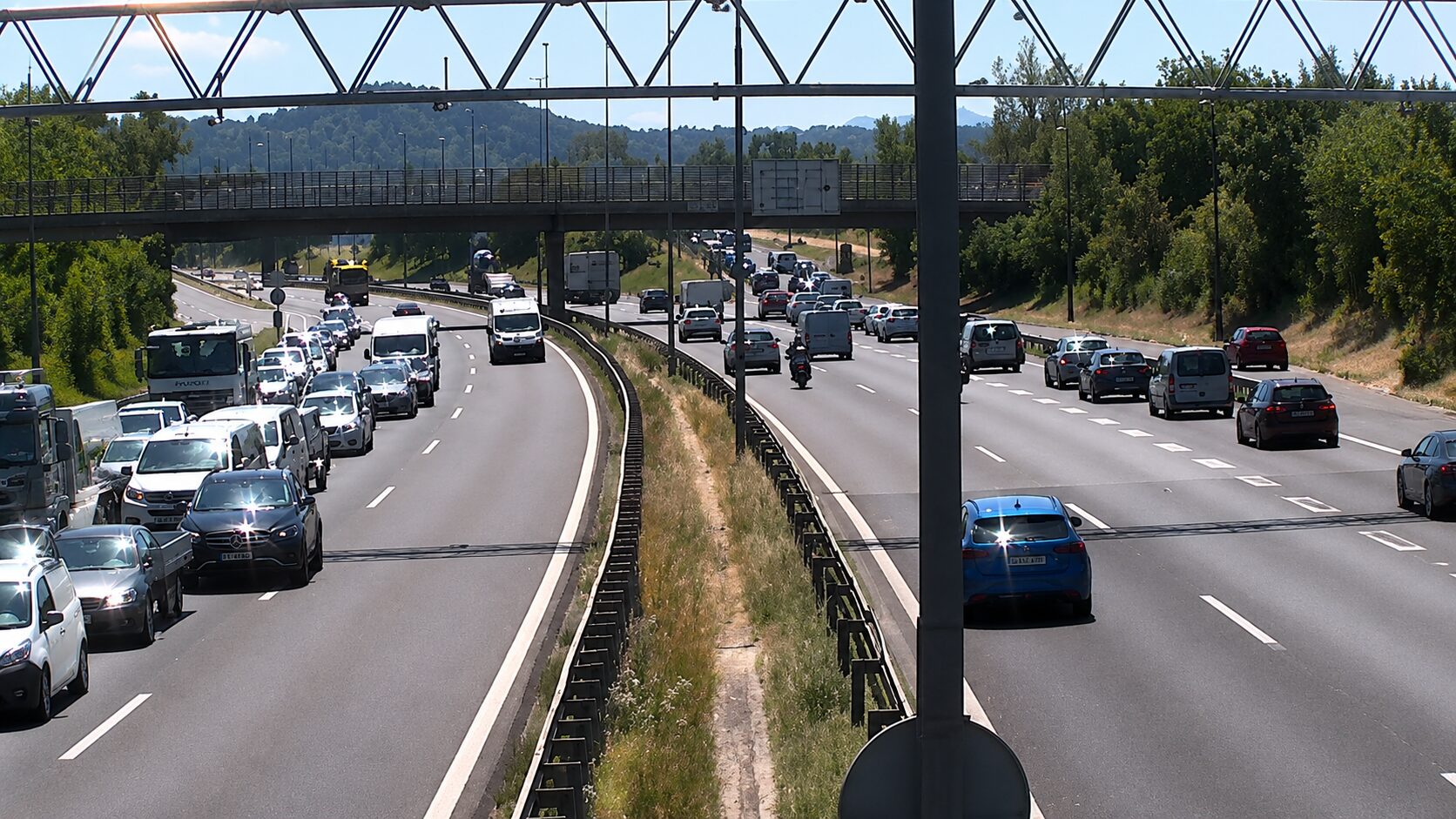 Zaradi prometne nesreče zaprta vzhodna ljubljanska obvoznica, promet preusmerjen