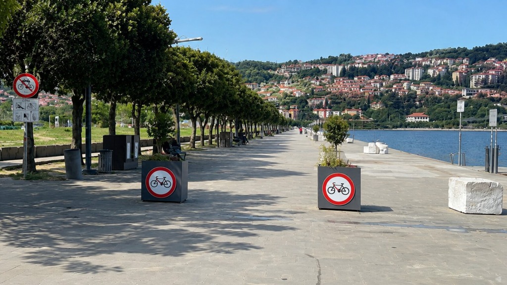 Na eni najbolj obiskanih promenadi na Obali postavili nove znake, številni ukrep pozdravljajo