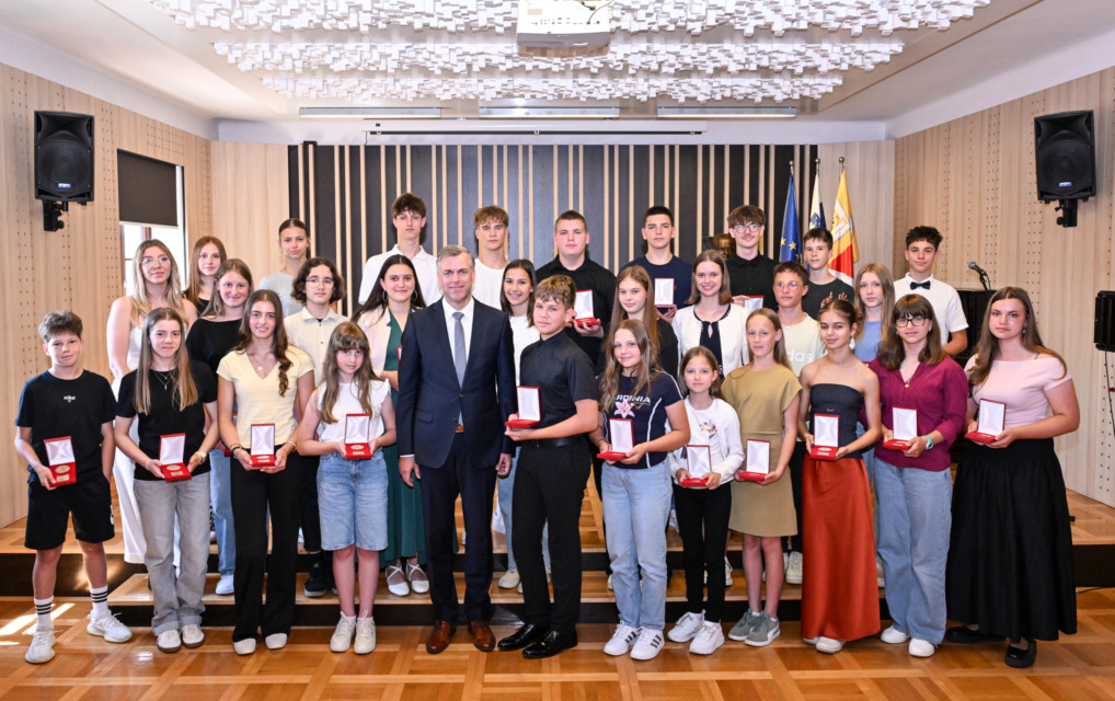 Župan Gregor Macedoni sprejel najuspešnejše učence in športnike novomeških šol