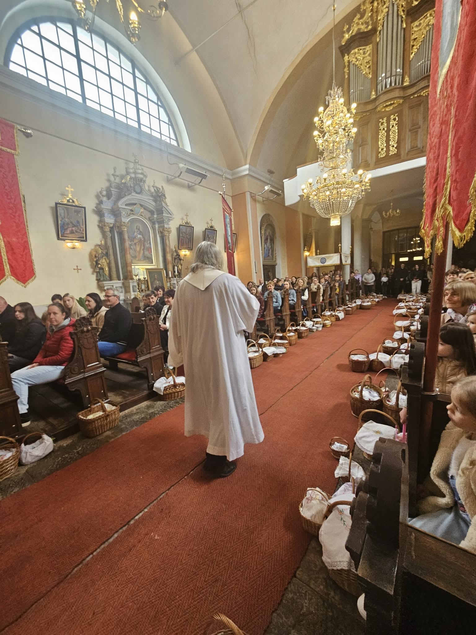 Dolgoletni misijonar na Madagaskarju Tone Kerin med mašo v Brusnicah.