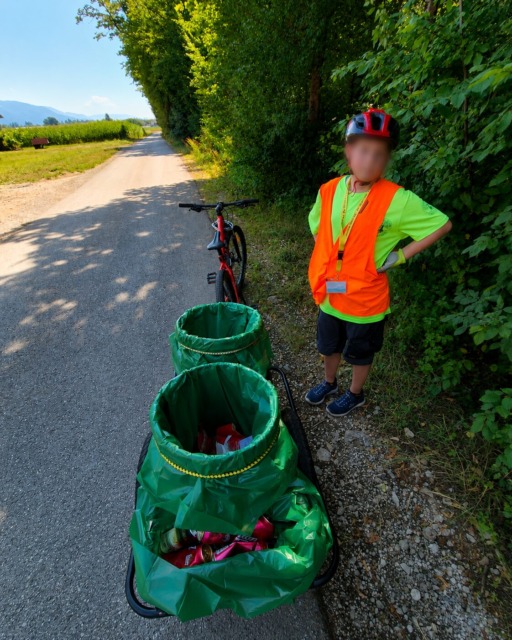 12-letni Mark med prostovoljnim čiščenjem okolice. 