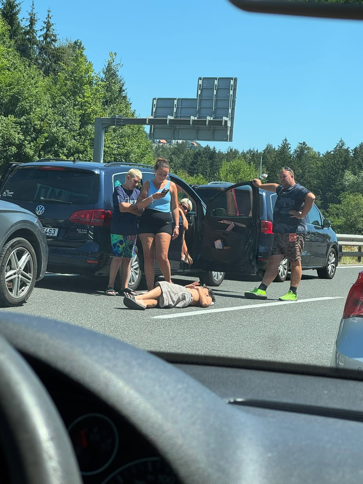 Ogorčena voznica med zastojem na avtocesti ujela prizor, ki bi lahko imel tragične posledice: »Influencerji na delu …« (foto/video)