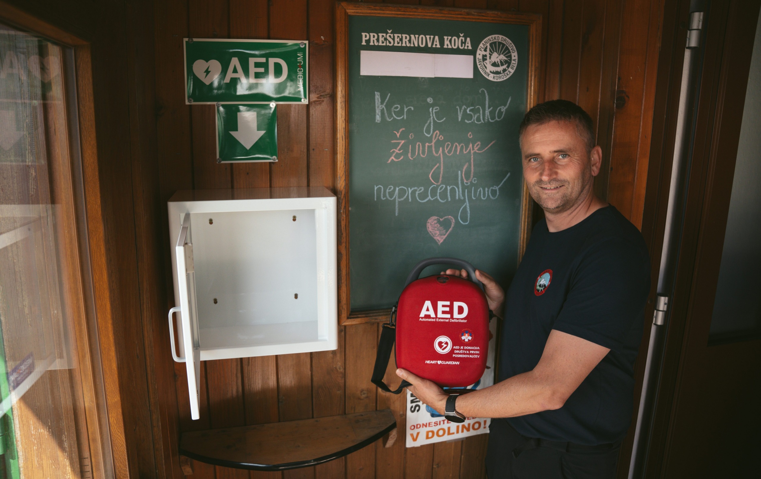 Nov defibrilator na Prešernovi koči na Stolu. Foto: Rok Valenčič.