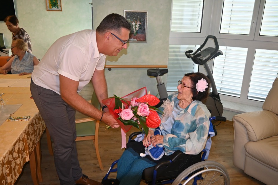 Koprski župan Aleš Bržan je Olgi Ogrin ob njenem 106. rojstnem dnevu izročil šopek rož in ji čestital za visok jubilej.