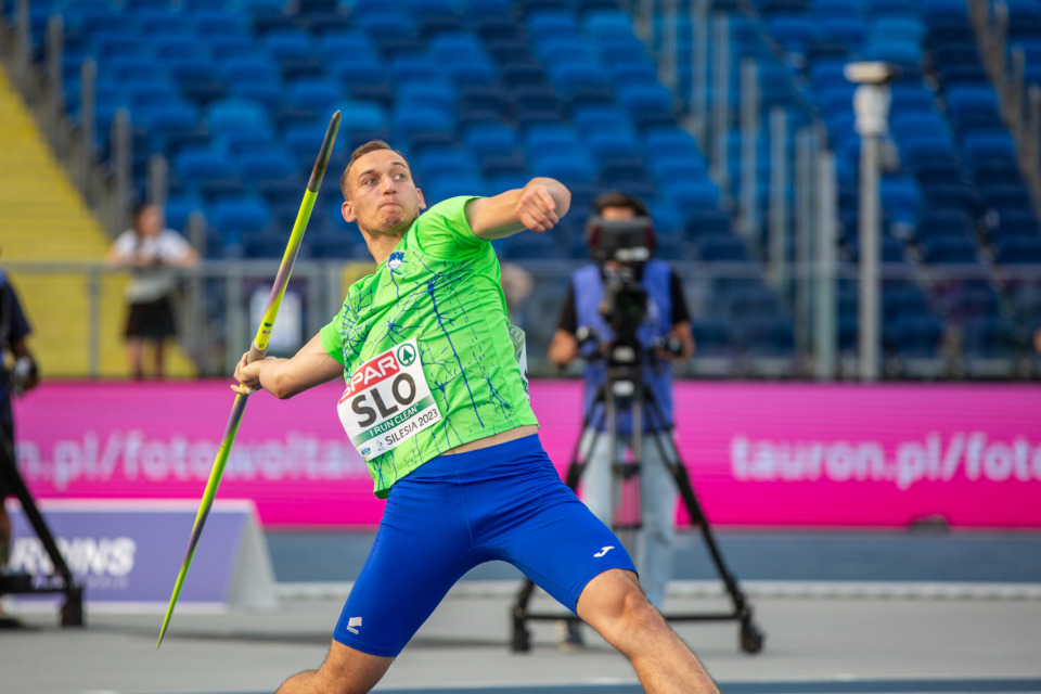 Slovensko atletiko pretresla huda nesreča: reprezentant Anže Durjava se je poškodoval s kopjem - njegovo stanje naj bi bilo zelo resno