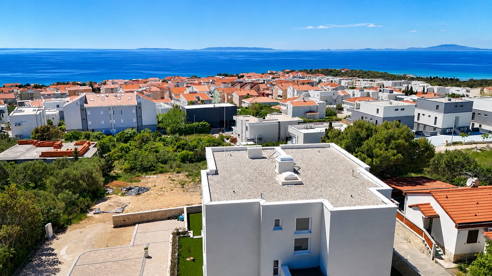 Apartmaji ob hrvaški obali s pogledom na Jadransko morje