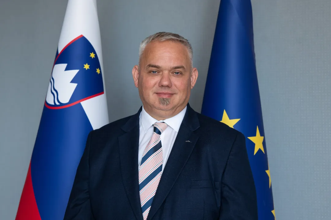 Desna roka ministra Vrtovca pod hudimi očitki: je šlo 60 tisoč evrov mimo oči javnosti?
