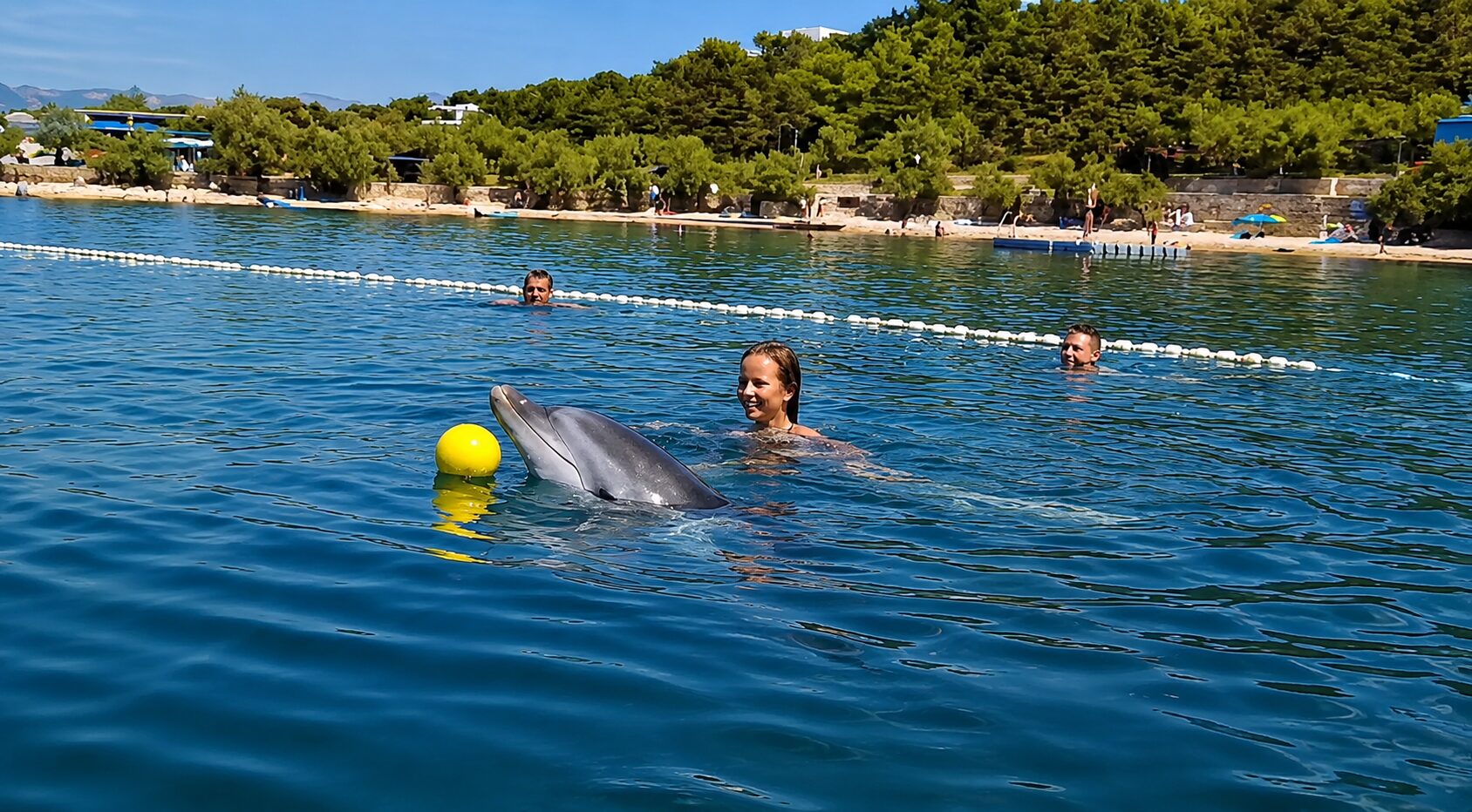 Neverjetni prizori na Jadranu: delfin Oliver se z otroki igra kot pravi soigralec (VIDEO)