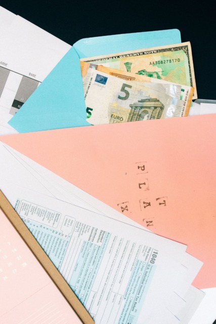 Evrski bankovci v kuverti ob finančnih dokumentih