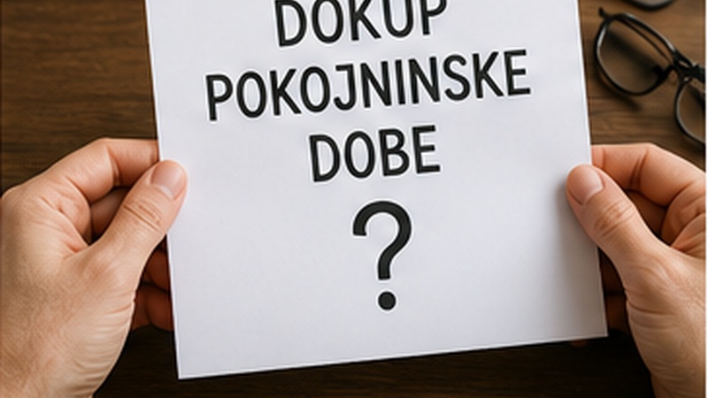 Roke držijo list z napisom dokup pokojninske dobe in vprašajem.