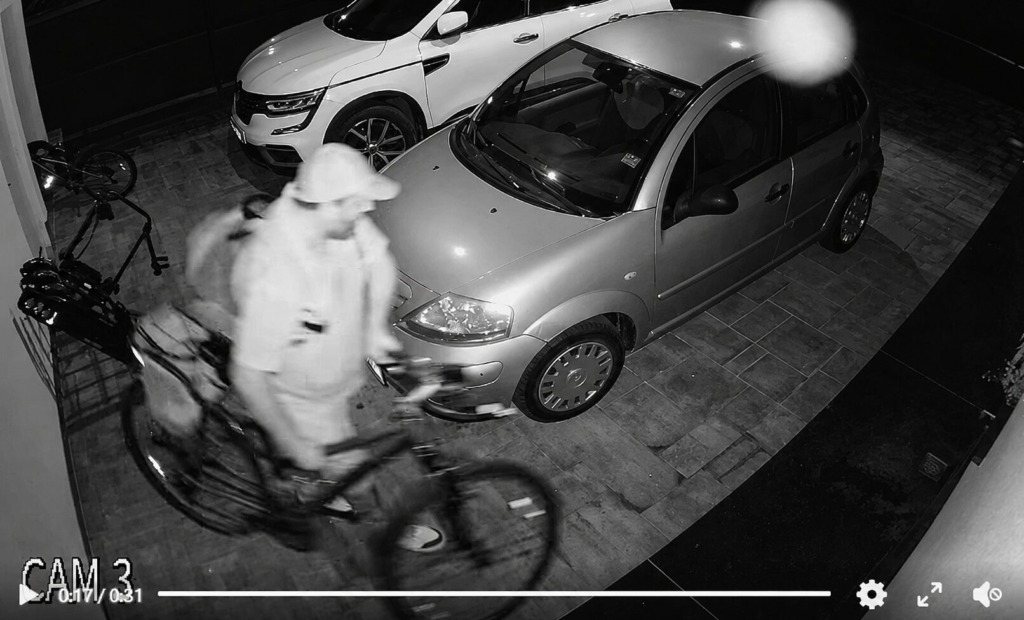 Sredi noči vstopil na ograjeno dvorišče in odpeljal kolo: Ga kdo prepozna?