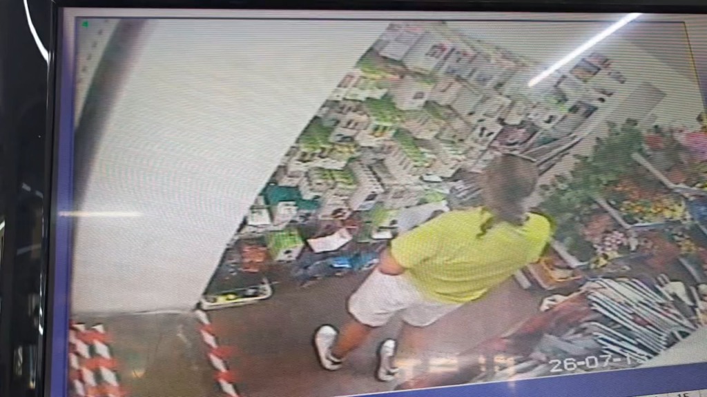 Nadzorna kamera posnela moškega, ki naj bi okradel trgovino, ga prepoznate? Poglejte posnetek (video)