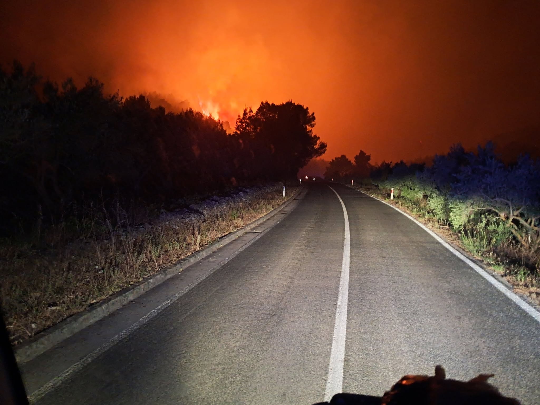 Zaradi požara krizni sestanek na Korčuli, noč je bila težka, zjutraj objava gasilcev, na sliki pa veliki križ