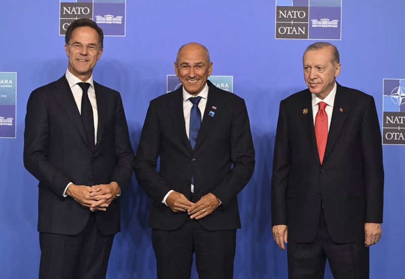 Nenavadna poteza Erdogana: voditelji Nata prejeli darilo, ki je sprožilo nelagodje - nekateri so ga raje pustili v Turčiji (FOTO)