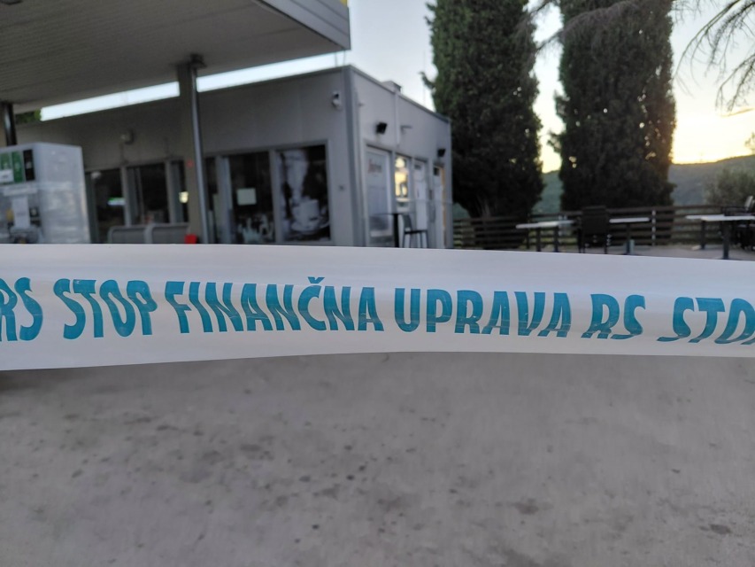 FURS zapečatil bencinski servis na Plavjah (vir Radio Koper)