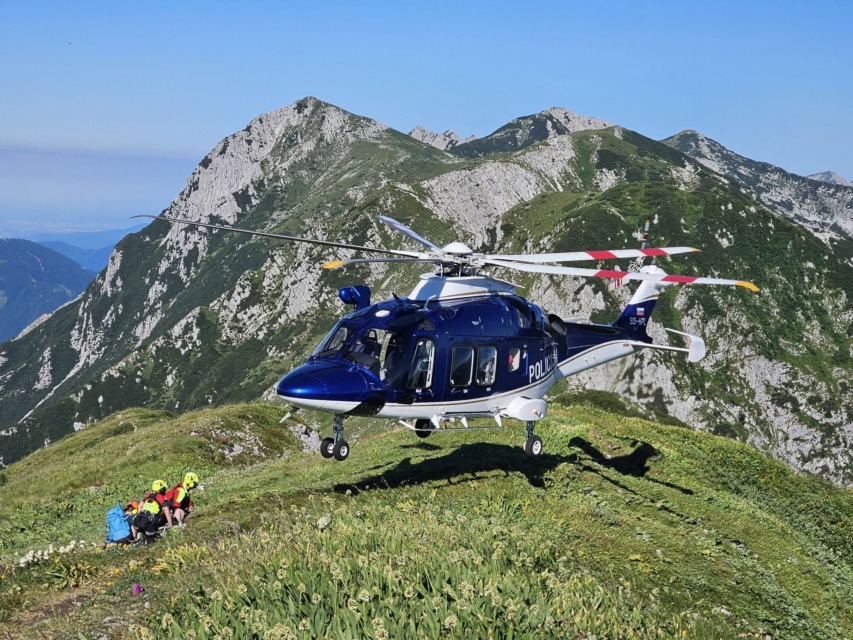 Na poti na Krn se je poškodovala planinka, posredoval policijski helikopter
