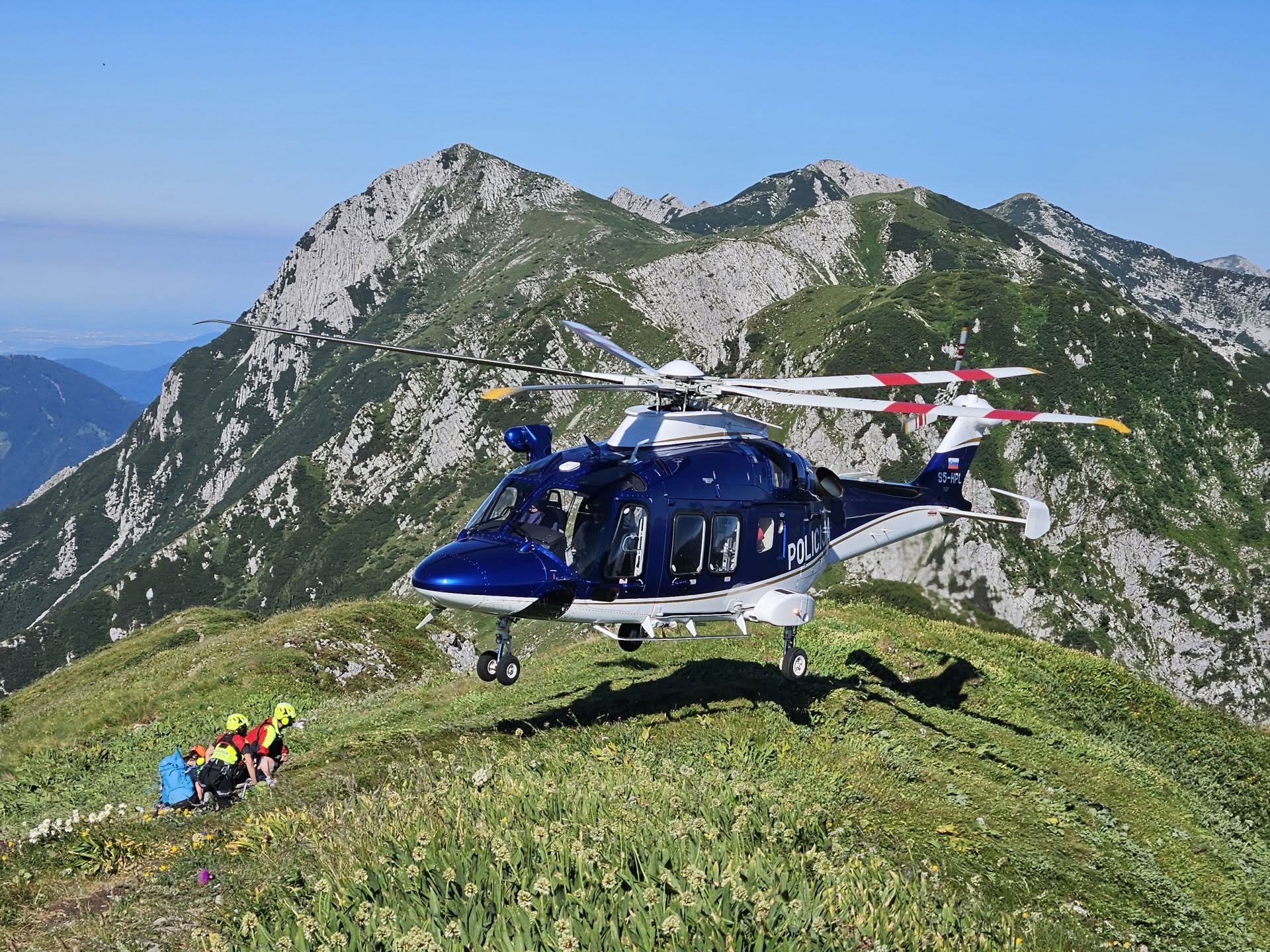 Na poti na Krn se je poškodovala planinka, posredoval policijski helikopter