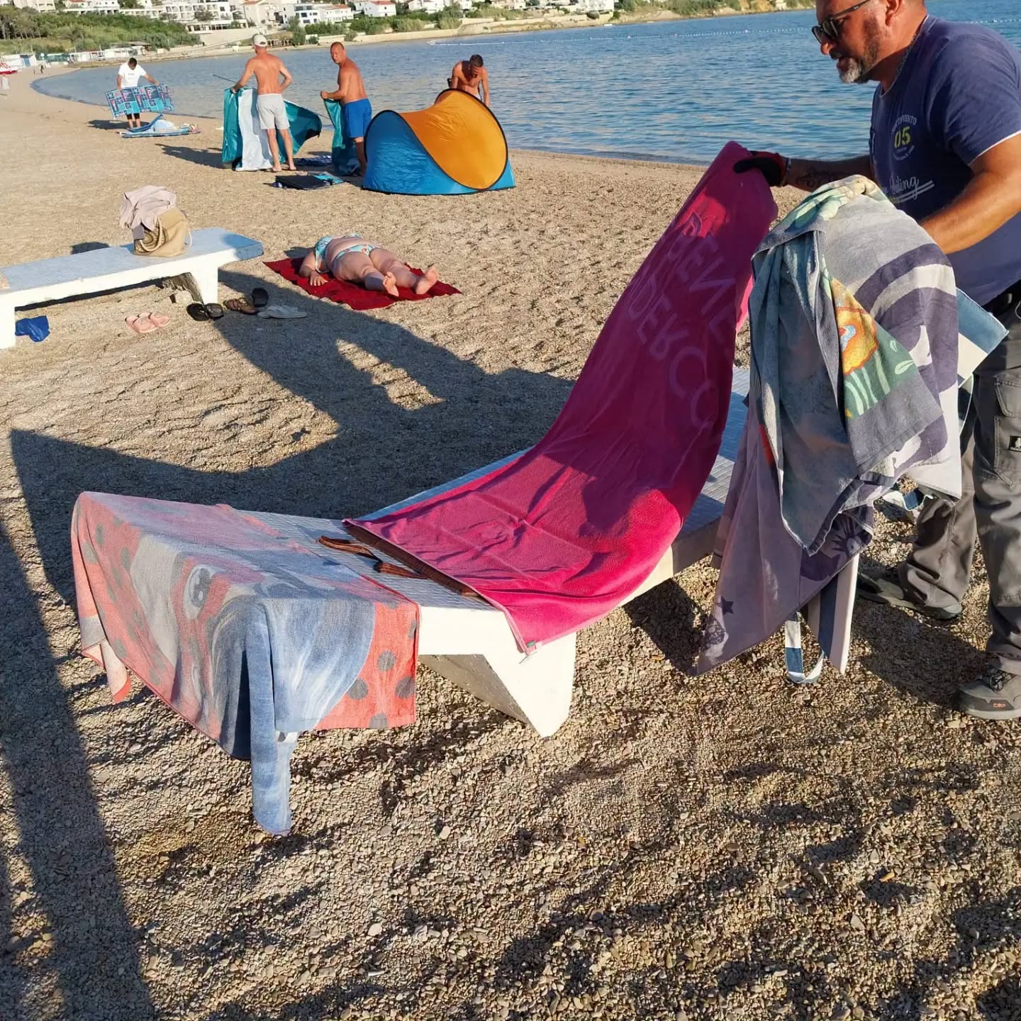 Z brisačo ne boste več rezervirali prostora na plaži na Hrvaškem! Tudi tale otok zaostruje nadzor na plažah, kazni visoke!