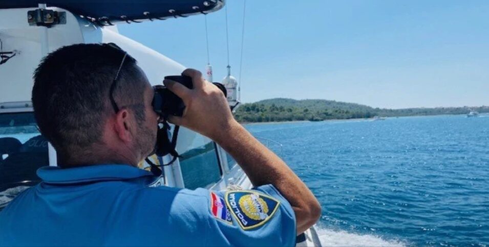 Drama na Jadranu: Skiper padel s katamarana, za njim ni več nobene sledi - Pri Šolti poteka velika reševalna akcija