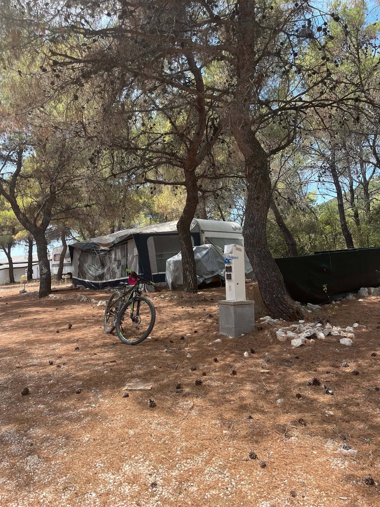 Znan hrvaški kamp, kamor so desetletja zahajali številni Slovenci, vidno propada (foto)