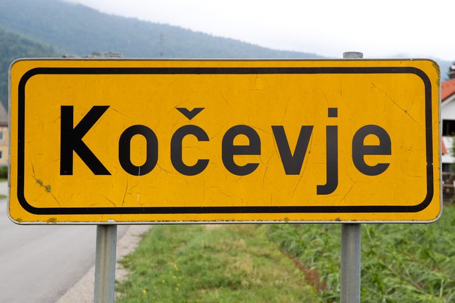 Zdaj je znano, kdo je v Kočevju povozil policista: šlo naj bi za 25-letnega romskega povratnika (VIDEO)