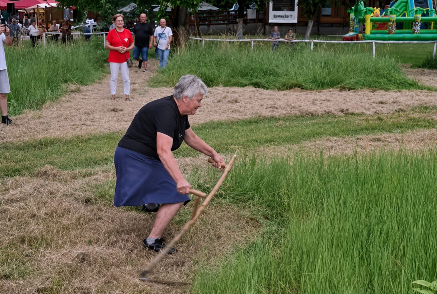 Babica ob Muri prijela koso in osupnila vse: posnetek ima že več kot 1,2 milijona ogledov (VIDEO)
