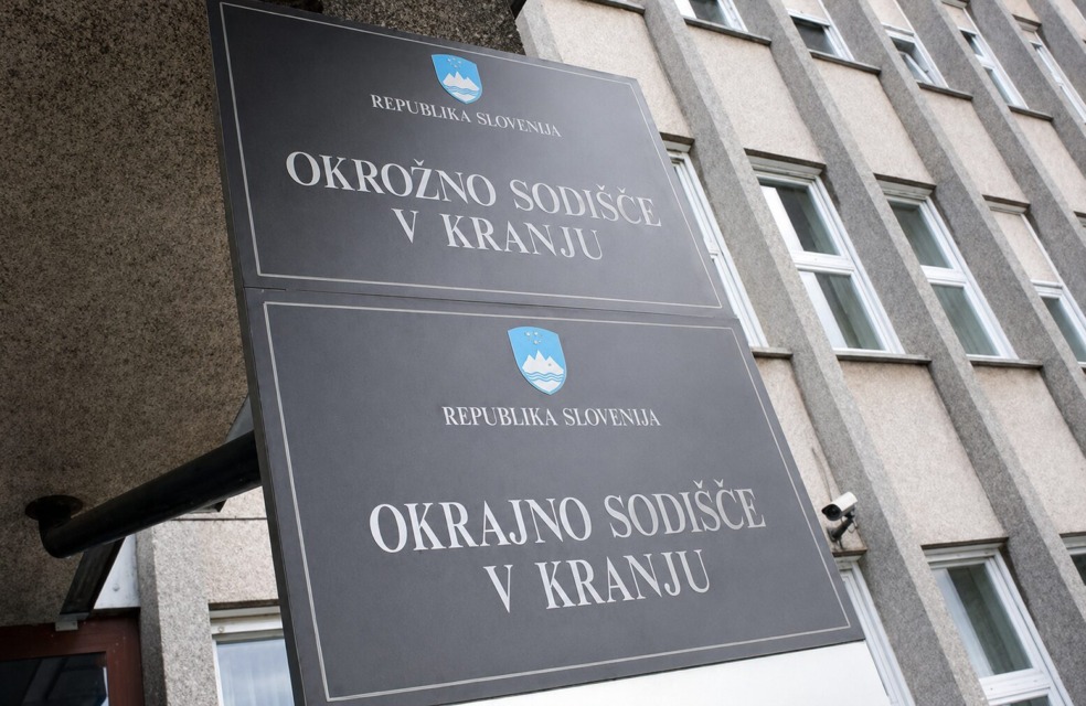160.000 evrov so prinesli kar na sodišče, Jelinčič pa zahteva odgovor: »Navadnega človeka preverjajo zaradi dveh tisočakov«