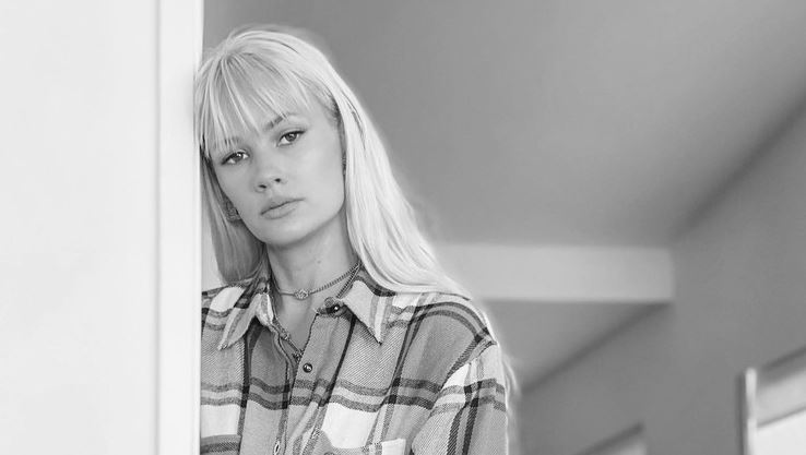 Portret pokojne Lauren Bennett.