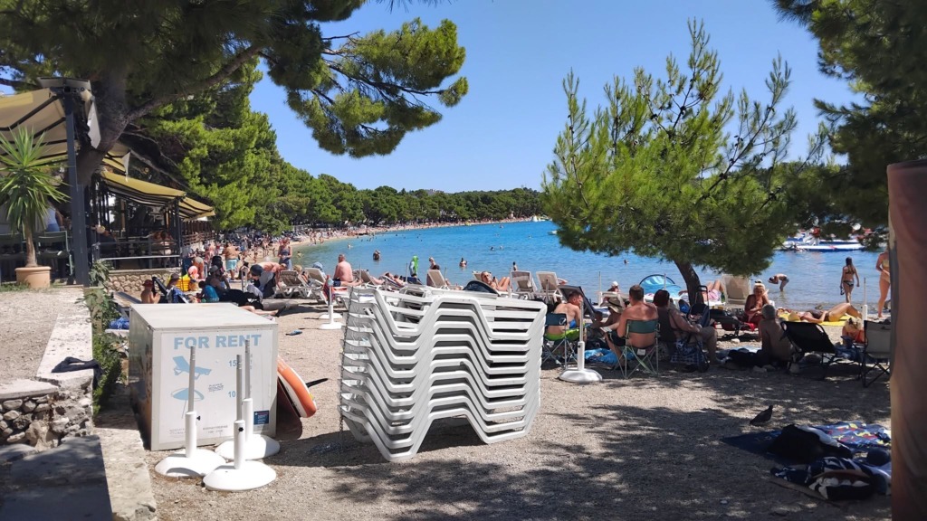 Priljubljena plaža v Makarski je bila že dopoldne polna turistov in poletnega vrveža.