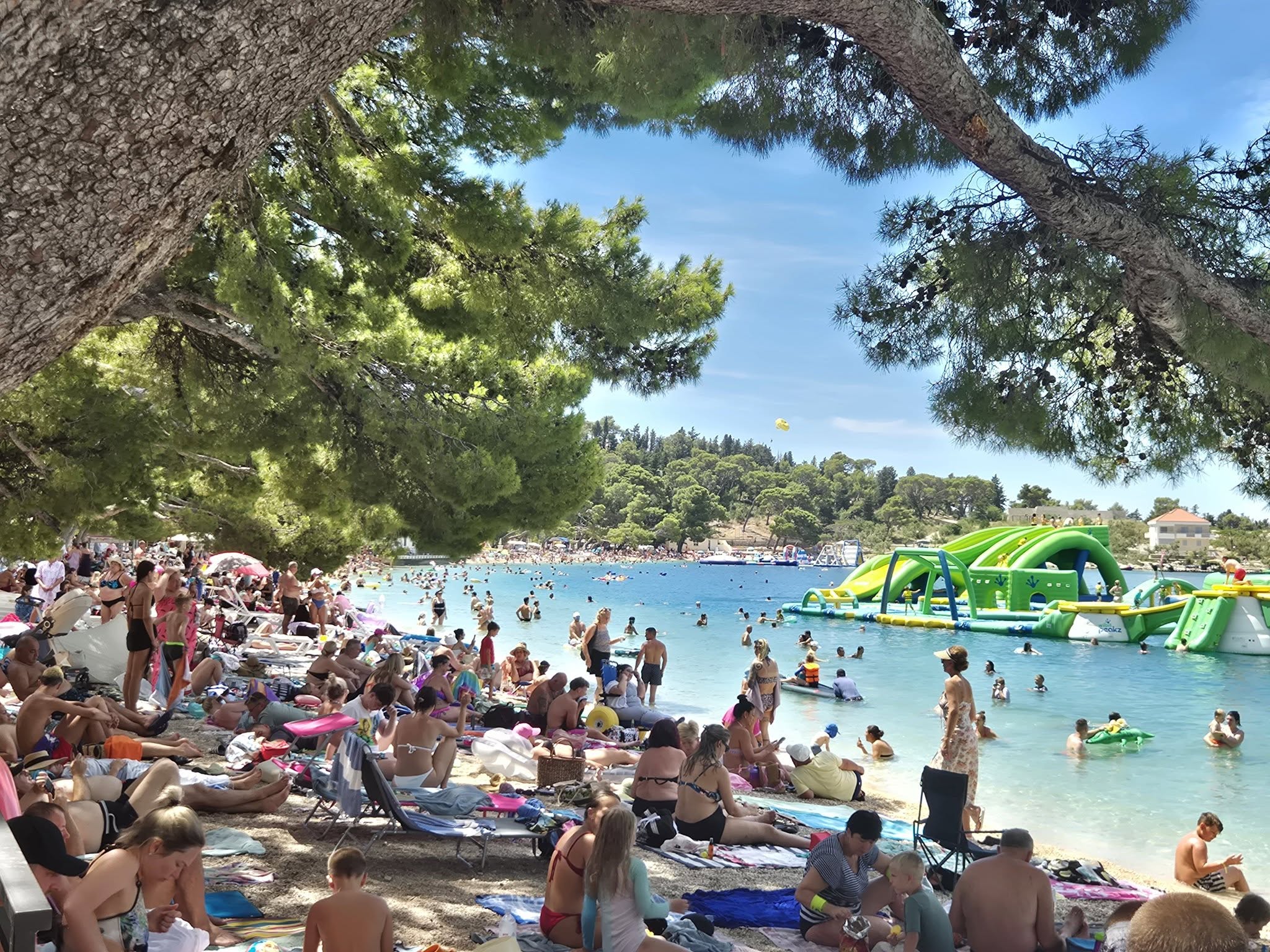 Priljubljena hrvaška plaža razočarala dopustnike: »Na morje grem po mir, ne po gnečo«