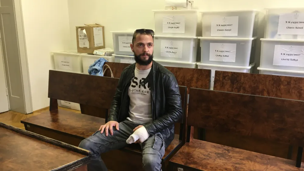 Zdaj je znano, kdo je v Kočevju povozil policista: šlo naj bi za 25-letnega romskega povratnika (VIDEO)
