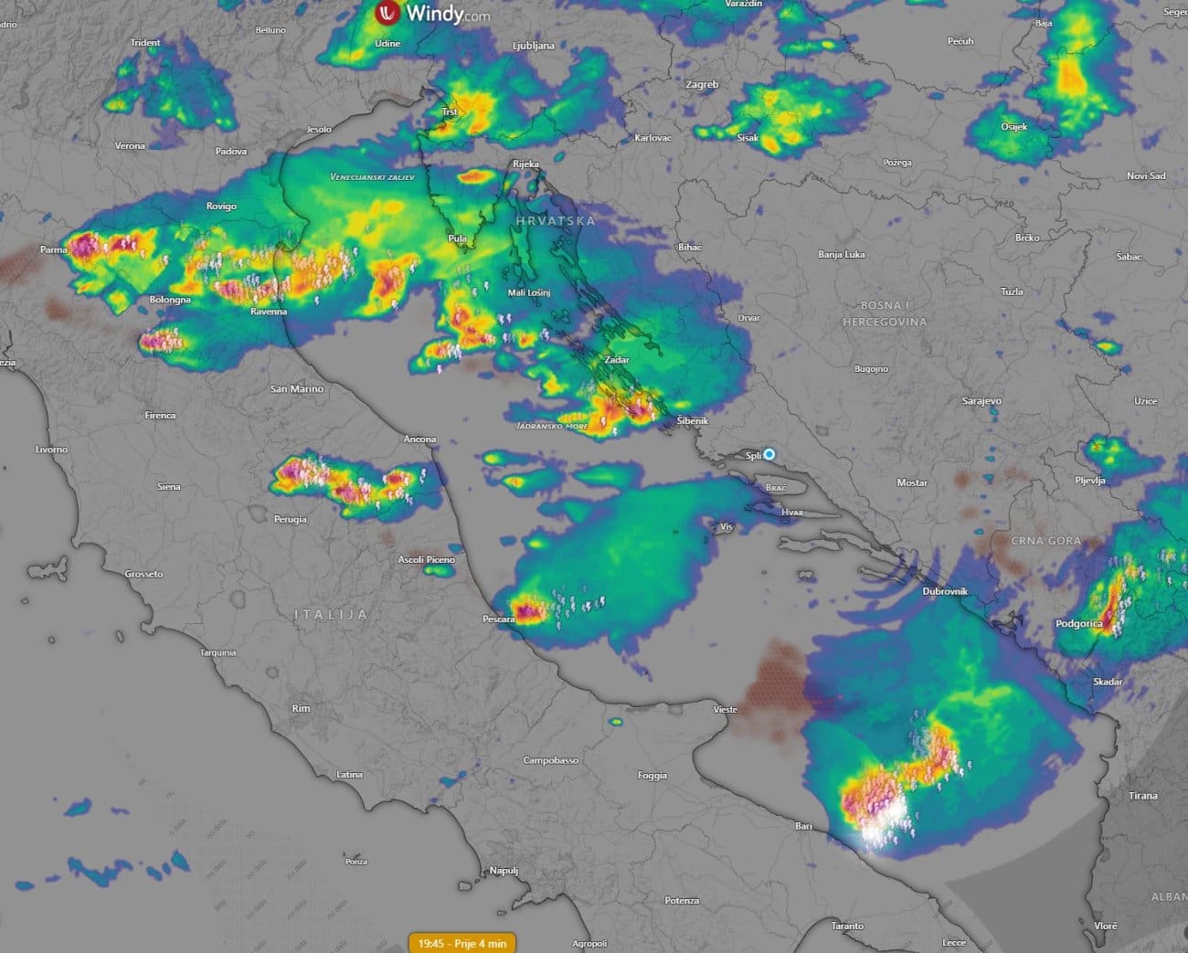Burna noč v Dalmaciji: neurje zajelo Split in otoke, na Hvaru meteotsunami, v Makarski zagorelo