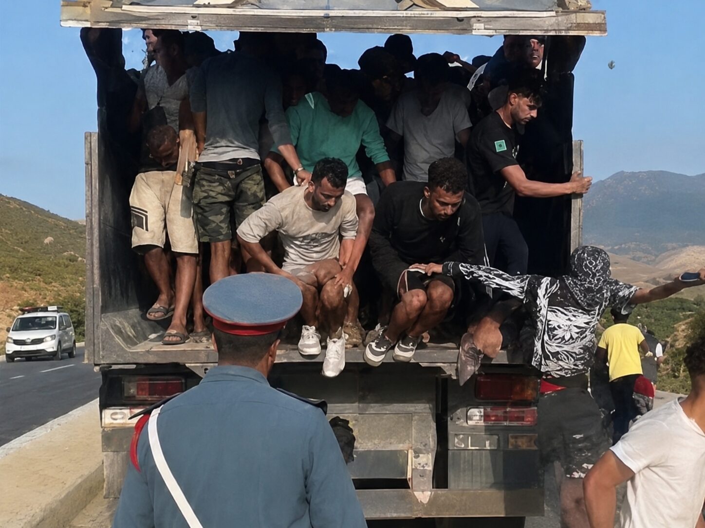 Invazija migrantov v EU, vstopilo naj bi 49.000 ljudi! Širi se teorija, da za dogajanjem stojita Maroko in Izrael (VIDEO)
