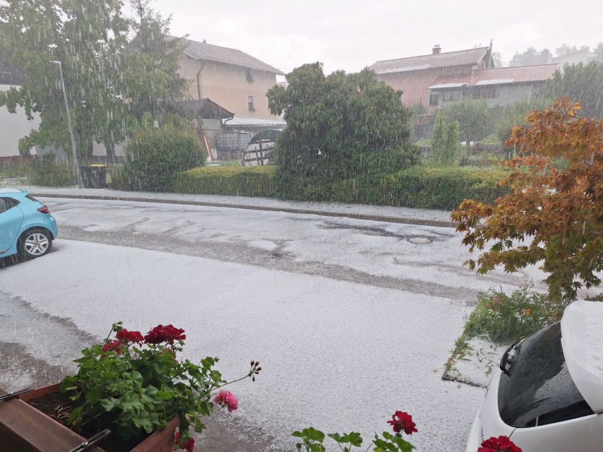 Toča že klestila po Moravčah, neurje se pomika proti Litiji (foto)