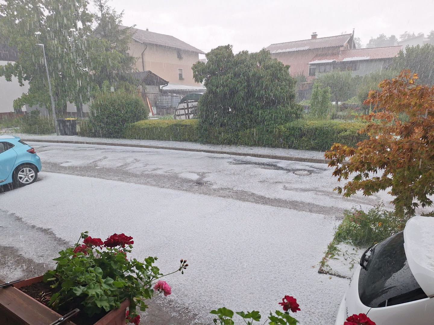 Toča že klestila po Moravčah, neurje se pomika proti Litiji (foto)