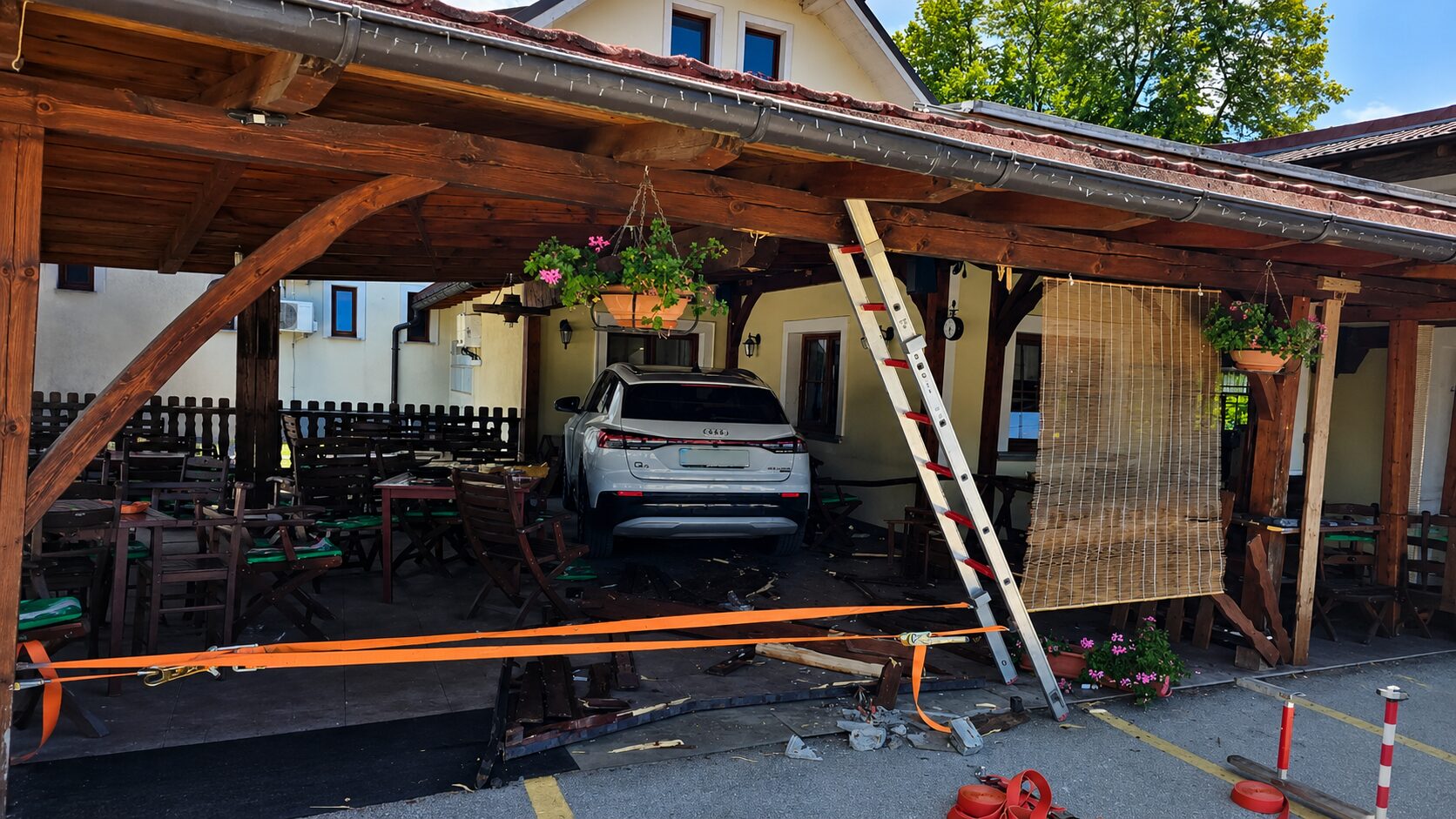 Avtomobil zapeljal naravnost na teraso lokala, dve osebi poškodovani
