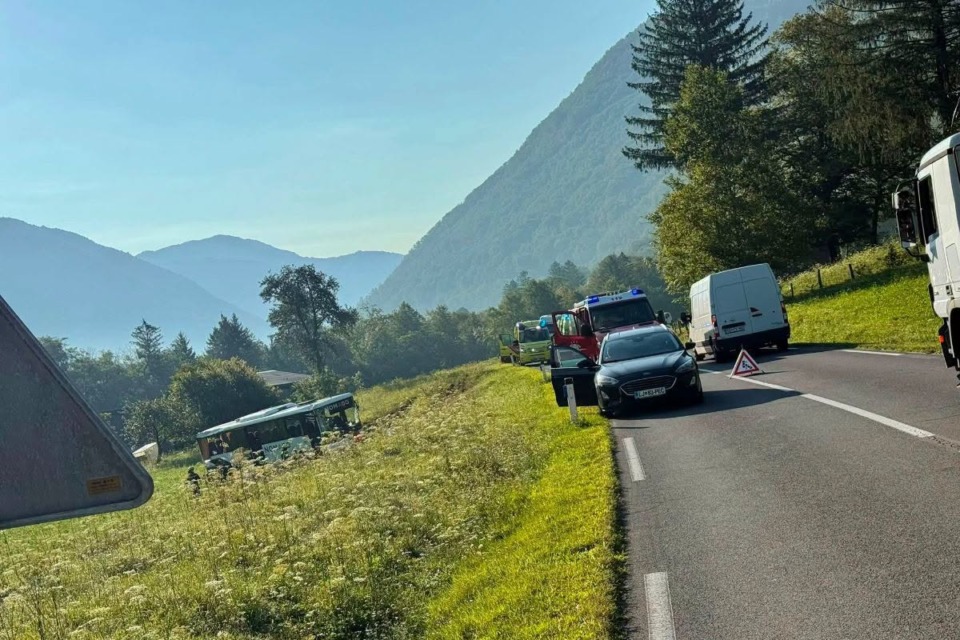Huda nesreča v Posočju: avtobus zletel s ceste, zaradi hudih poškodb posredovala tudi dva helikopterja