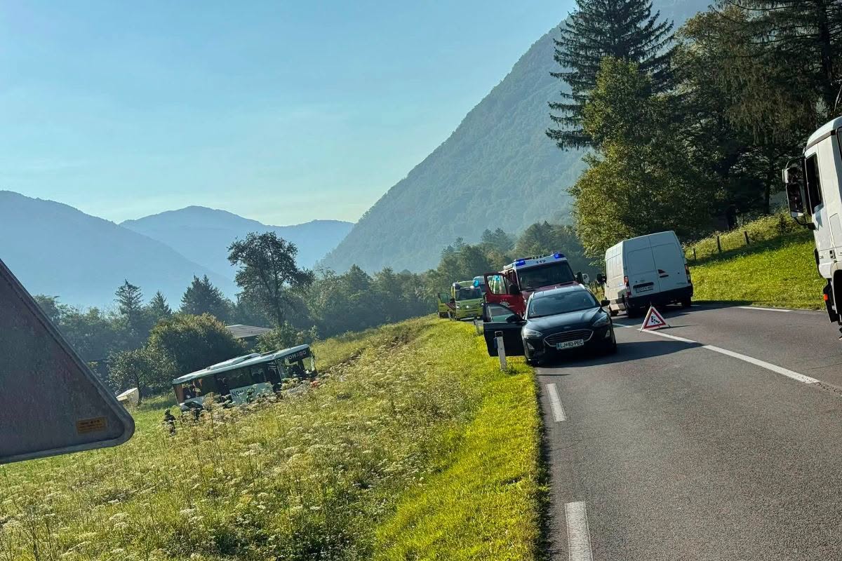 Huda nesreča v Posočju: avtobus zletel s ceste, zaradi hudih poškodb posredovala tudi dva helikopterja