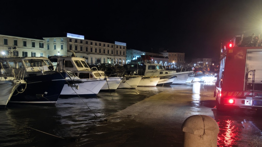 Hudo neurje sinoči udarilo po Hvaru: morje preplavilo rivo, nato so čolni obstali na morskem dnu, pihalo do 115 km/h