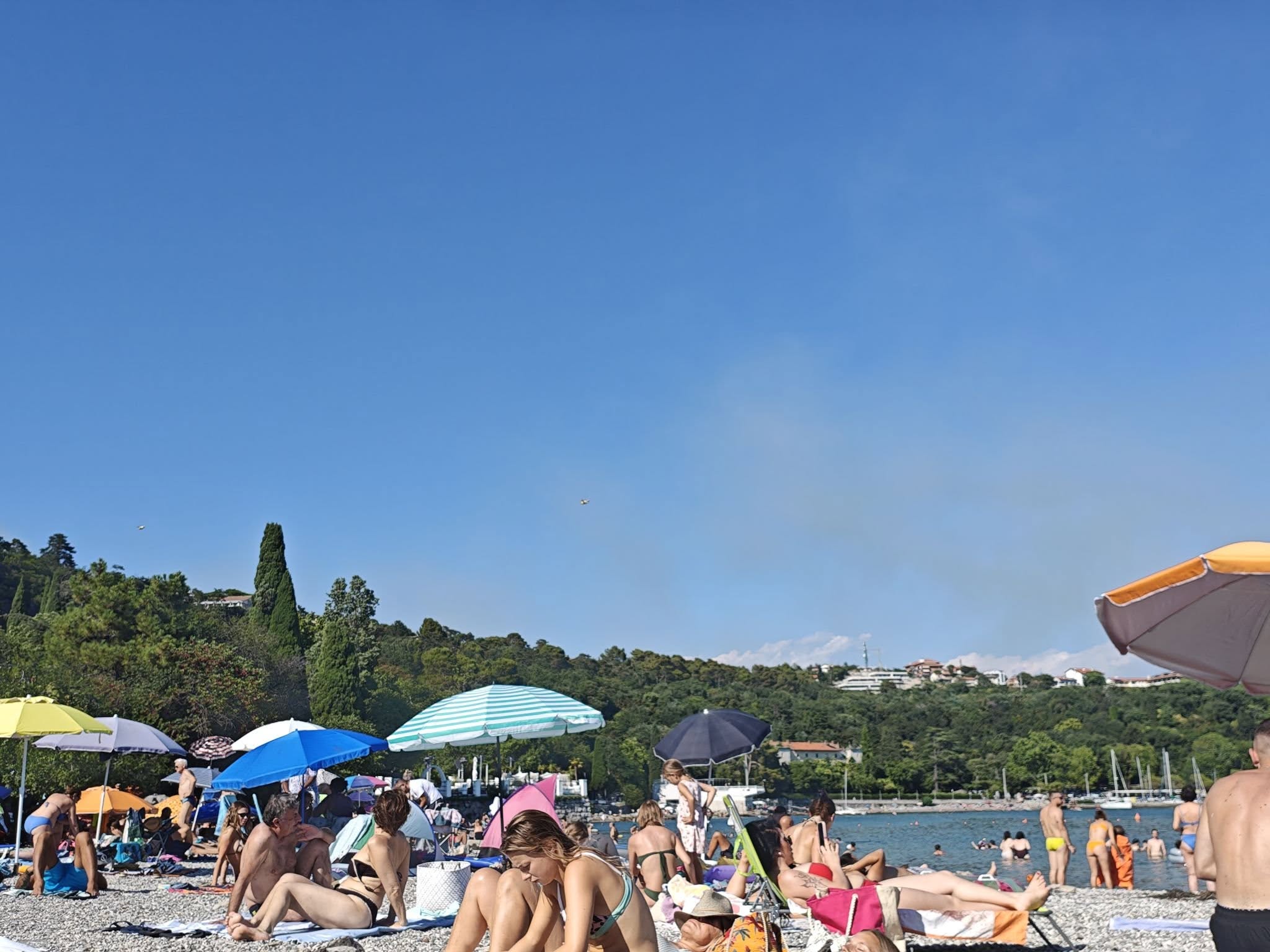 Na Krasu znova zagorelo? Dim je viden daleč naokoli, na terenu gasilci