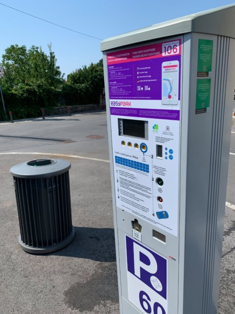 Parkirni avtomat v Piranu z možnostjo plačila parkirnine prek aplikacije EasyPark.