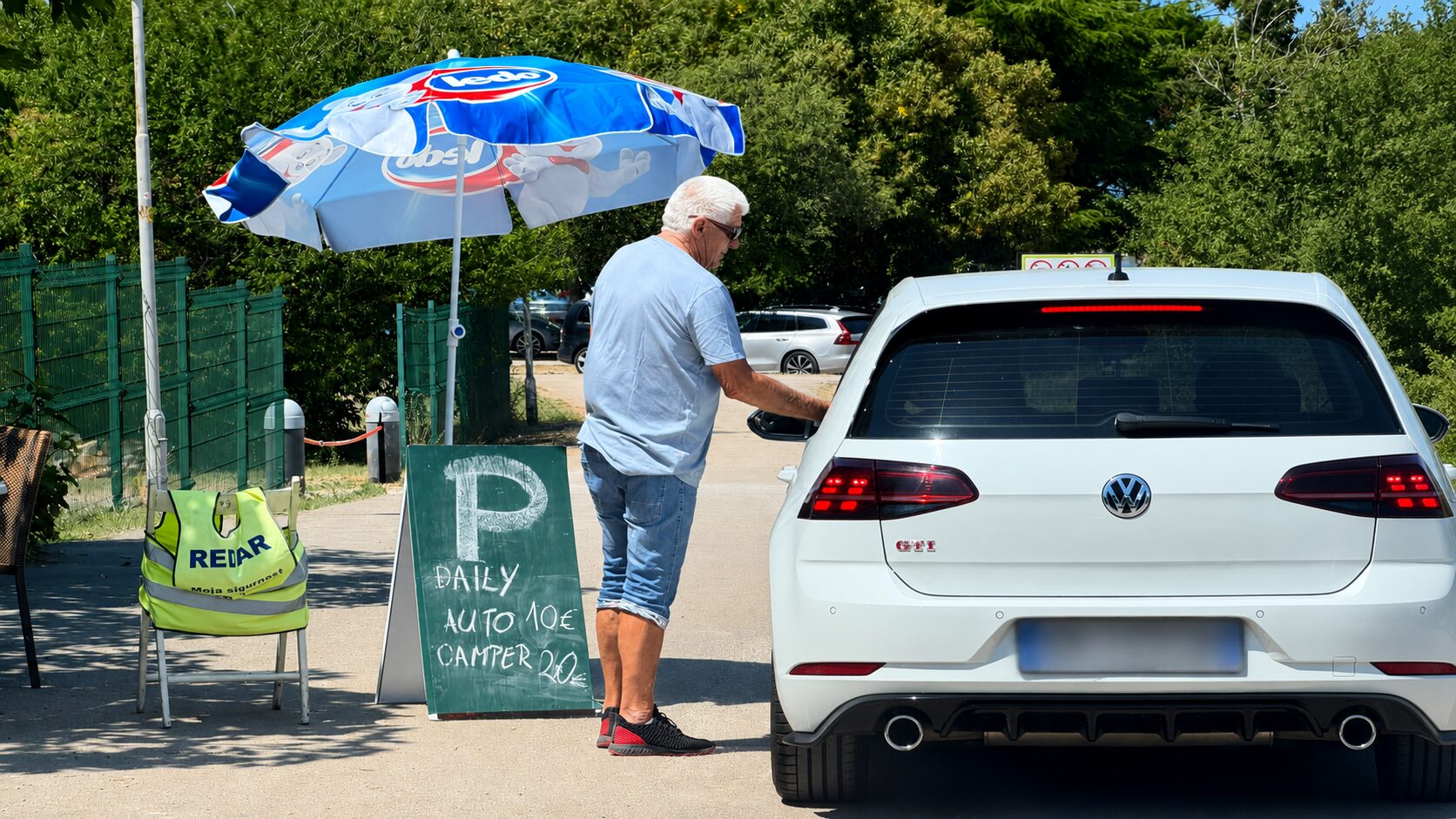 Parkirnine so šle v nebo: toliko boste poleti plačali na slovenski obali, Bledu in hrvaškem Umagu