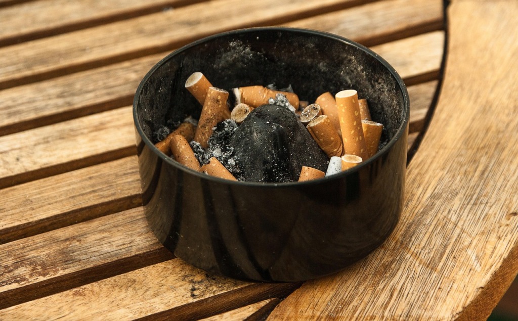 Pepelnik in cigareti.