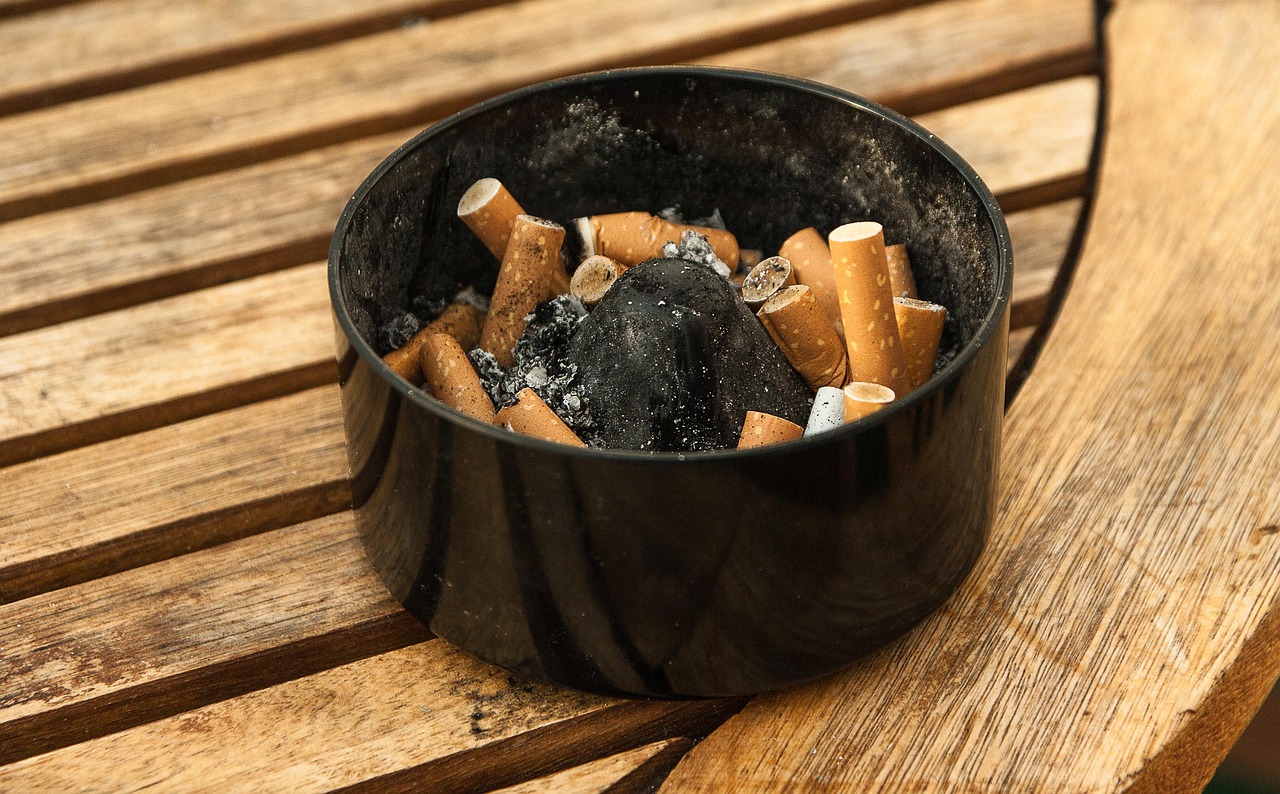Pepelnik in cigareti.
