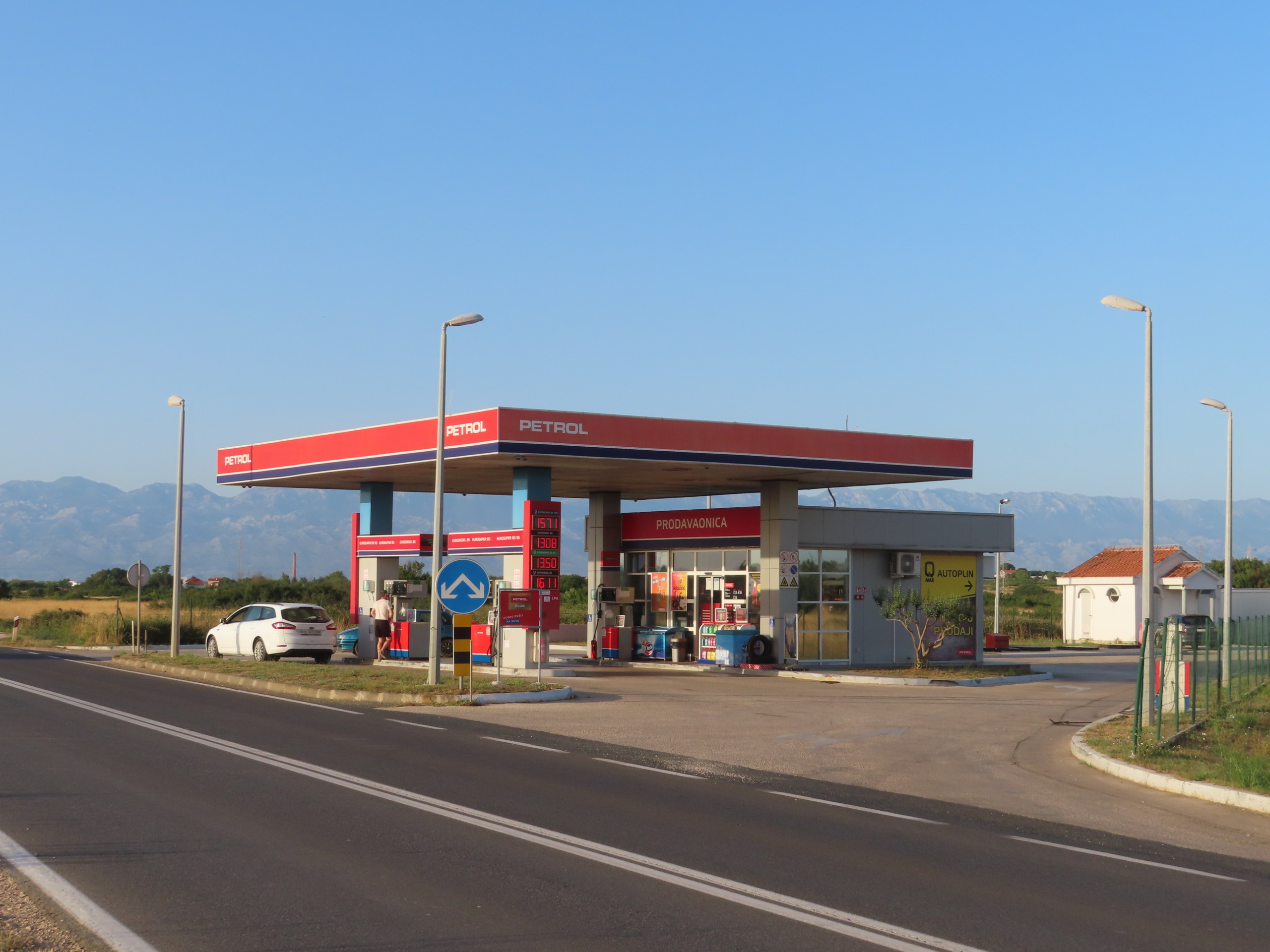 Pred črpalkami v Dalmaciji vrste: dizel bi se lahko podražil kar za 22 centov, kaj pa v Sloveniji?