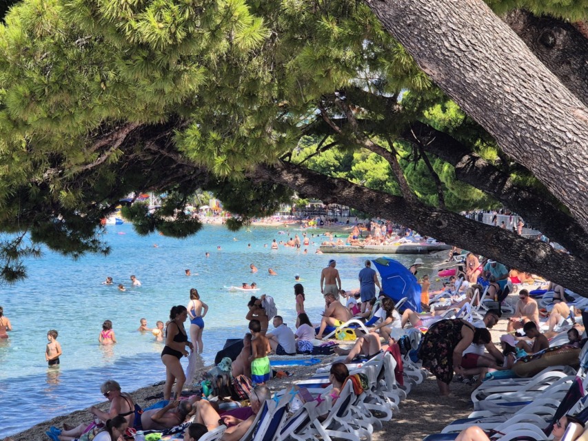 Priljubljena hrvaška plaža razočarala dopustnike: »Na morje grem po mir, ne po gnečo«