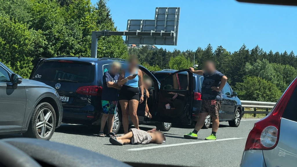 Ogorčena voznica med zastojem na avtocesti ujela prizor, ki bi lahko imel tragične posledice: »Influencerji na delu …« (foto/video)